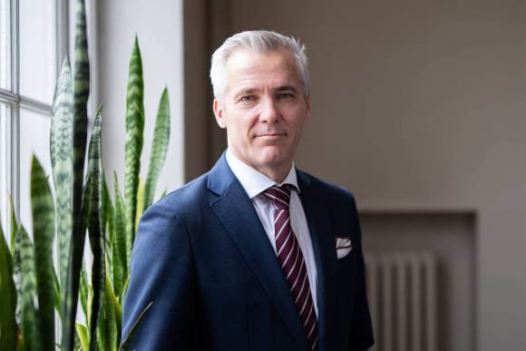 "Vetovoimainen, kilpailukykyinen ja oikein resursoitu koulu on konsti, jolla kunnat voivat houkuteltua asukkaita", opetusministeri Anders Adlercreuz korostaa.