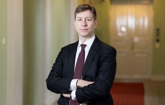 Suomessa on erinomainen toimintaympäristö uusien ja vielä parempien puhtaiden energiaratkaisujen kehittämiseen, toteaa elinkeinoministeri Sakari Puisto. (Kuva: Lauri Heikkinen / valtioneuvoston kanslia)