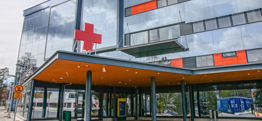 Kuvassa Vaasan keskussairaalan Y-rakennuksen sisäänkäynti.