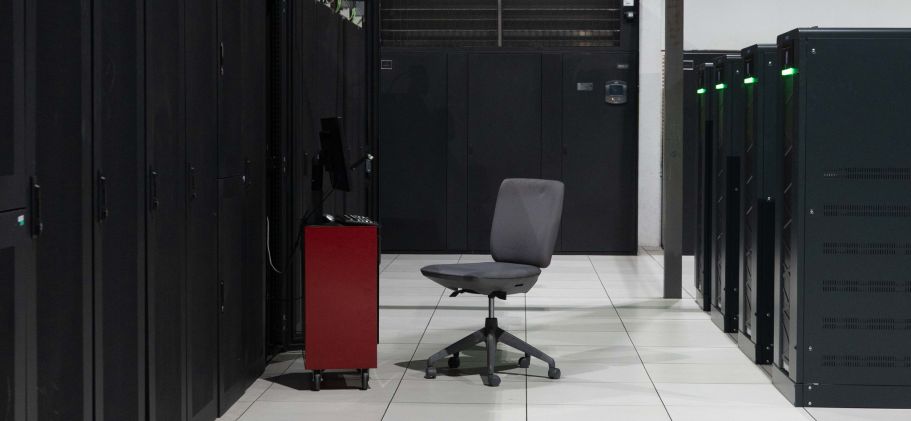 Kuva tyhjästä tuolista datasalissa